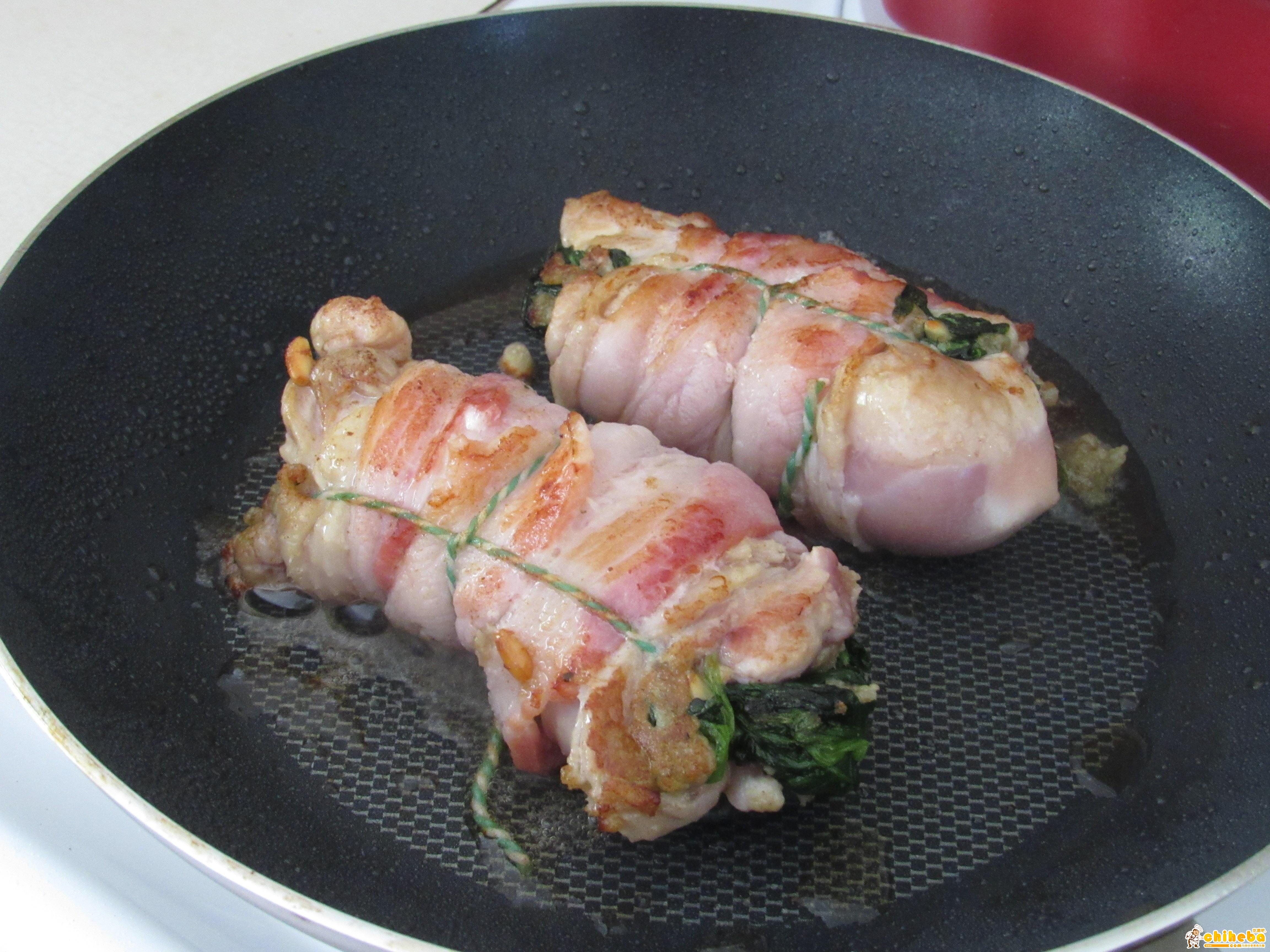 看西餐如何烹饪大鱼大肉 - 培根鸡肉菠菜卷的做法 步骤5